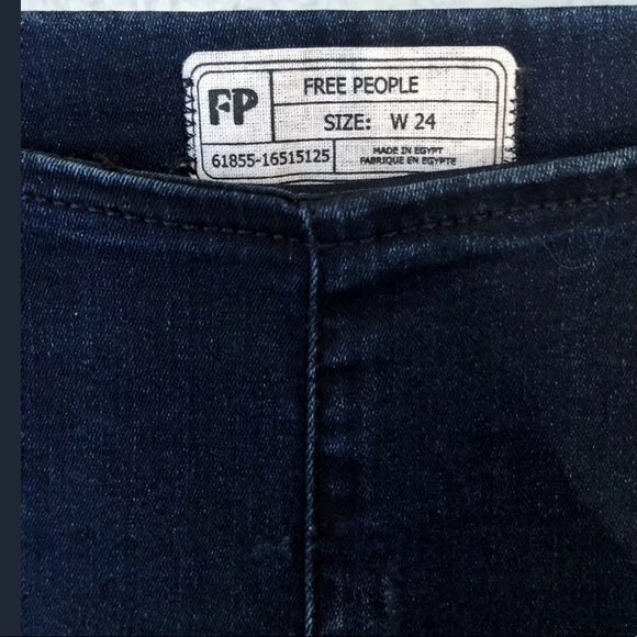 FREE PEOPLE: Frayed Hem Jeggings (24; Dark Wash) - Picture 3 of 3